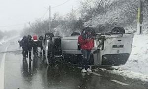 ACCIDENT în județul Iași: Un microbuz cu 10 călători s-a RĂSTURNAT