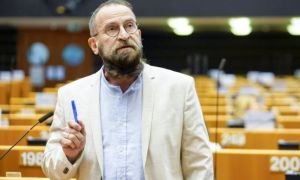 ORGIE sexuală cu 25 de persoane, printre care și un europarlamentar. Oficialul ungar a demisionat