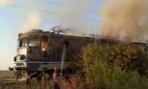 Traficul feroviar este blocat între Timișoara şi Arad; locomotiva unui tren de pasageri a luat foc
