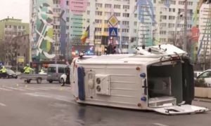 Accident în Capitală: O ambulanță care transporta un pacient s-a RĂSTURNAT