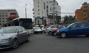 CAMPANIILE PUTEREA. Nesimţiţii care încurcă lumea. Un „șmecher” cu Audi a blocat circulația autobuzelor în centrul Bucureștiului