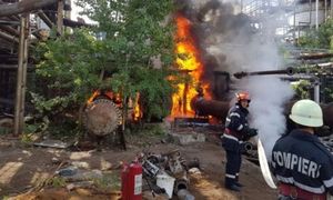Incendiu în curtea RAFINĂRIEI Astra din Ploieşti. Pompierii au intervenit de urgenţă