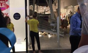 O femeie a fost RĂNITĂ după ce tavanul unui mall s-a PRĂBUȘIT