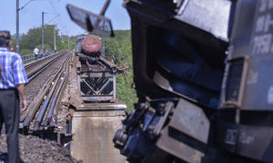Raport PRELIMINAR privind trenul de marfă CĂZUT de pe un viaduct: Trenul nu a oprit la SEMNAL