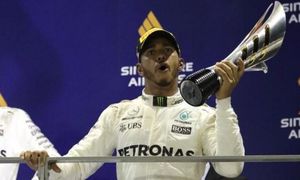Lewis Hamilton CÂŞTIGĂ în Singapore şi se desprinde în CLASAMENTUL piloţilor