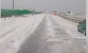 IMAGINILE ZILEI: Gheață și grindină pe Autostrada Soarelui