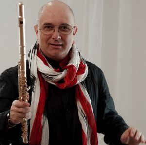 Poveste cu cântec: Un român cântă la un flaut DIN AUR, special făcut pentru el de japonezi