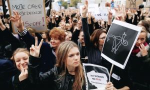 Polonia: Proteste masive, după interzicerea aproape în totalitate a avorturilor