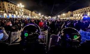 ITALIA: proteste împotriva RESTRICȚIILOR pandemice la Napoli, Torino şi Milano