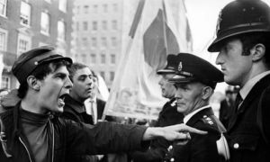 „The Guardian”: MI5 a folosit agenți sub acoperire pentru a se infiltra în protestele împotriva războiului din Vietnam