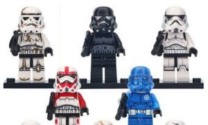 Jucării „Star Wars”, descoperite în mai mulți saci de gunoi, vândute la licitație cu peste 400.000 euro