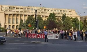 PROTEST cu scandal în Piața Victoriei: „În iad cu masonii sataniști care ne conduc”