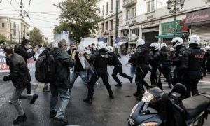PROTESTE violente în centrul Atenei. Forțele de ordine au intervenit 