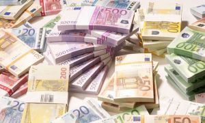Arad: Aproximativ 300.000 de euro ar fi fost furați din casa unei bătrâne, de către o persoană mascată
