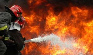 Incendiu la acoperișul unei pensiuni din Moieciu: Focul s-a extins la alte două case