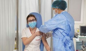  Prima persoană vaccinată anti-COVID în România, o asistentă medicală de la Institutul Naţional de Boli Infecţioase „Matei Balş” 