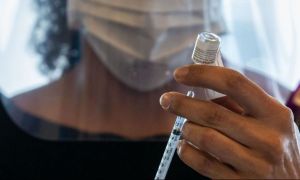 Reacție alergică suferită de o asistentă medicală vaccinată anti-Covid