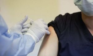 O asistentă medicală s-a infectat cu COVID-19, deși era vaccinată de o săptămână 