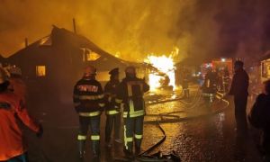 INCENDIU devastator la Miercurea CIUC - 20 de case au ars, iar 230 de persoane au fost evacuate și cazate într-o sală de sport