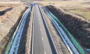 IMAGINILE ZILEI: Cum arată autostrada care trece printre mormane de GUNOI
