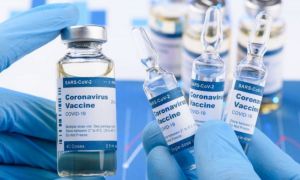 Franța alege vaccinul anti-COVID Moderna. Atenție: NU este destinat minorilor!