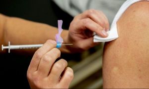 Vaccinul anti-COVID, prea RISCANT pentru cei foarte în vârstă şi bolnavi