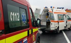 TRAGEDIE pe un drum național din Suceava: o femeie a fost OMORÂTĂ de un copac căzut peste mașina sa