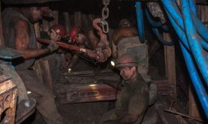 Minerii PROTESTEAZĂ la Târgu Jiu. Amenință că vin în București