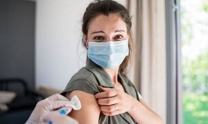 Mii de români s-au infectat cu COVID după prima doză de VACCIN. Sunt cazuri de infectare și după RAPEL