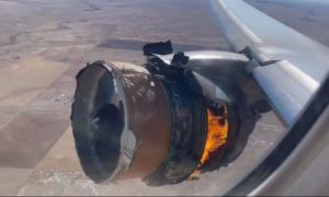 Un motor al unui avion cu pasageri a explodat după decolare. Bucăți din el au căzut peste casele oamenilor