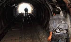 Minerii au decis să IASĂ din subteran. Oamenii nu renunță la proteste