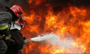 Incendiu puternic în Neamț. Casa a doi bătrâni a fost cuprinsă de flăcări. În ce stare se află aceștia