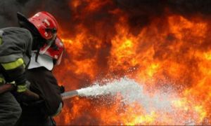 Incendiu puternic la o hală cu vopsele și uleiuri. 6 mașini ale pompierilor se luptă cu flăcările