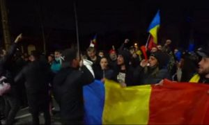 Câteva sute de persoane protestează în fața Palatului Cotroceni împotriva restricțiilor anti-COVID