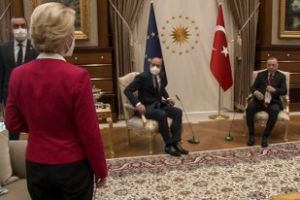 De ce a fost ținută în picioare pe Ursula von der Leyen, la DISCUȚIILE cu preşedintele Turciei