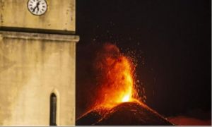Vulcanii Etna și Stromboli din Italia AU ERUPT simultan