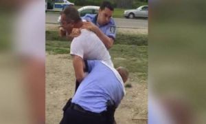 Greu de ÎNCĂTUȘAT! Cum s-au luptat doi polițiști să imobilizeze un șofer băut