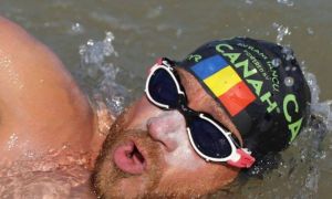 Sportivul Avram Iancu își face încălzirea pentru doborârea recordului de înot anduranţă