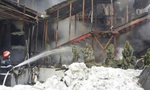 Incendiul de la depozitul Remat din Capitală tot nu a fost stins