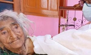Cea mai bătrână femeie din lume s-a vaccinat anti-COVID. Indianca are 124 de ani