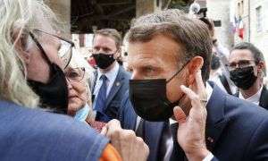 IMAGINILE ZILEI: Ce a pățit Emmanuel Macron în timpul unei băi de mulțime