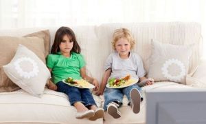 Studiu: Copiii care mănâncă în fața televizorului își vor dezvolta limbajul mai greu