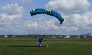 Suceava: un copil de 16 ani A CĂZUT cu parașuta, după un salt de la 1200 de metri