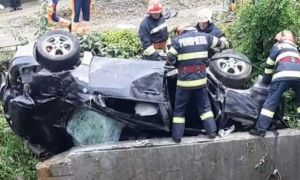 Accident GRAV în Bacău: Două persoane au murit după ce mașina s-a răsturnat într-o râpă