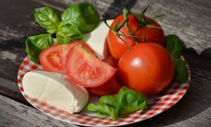 De ce e bine să mâncăm PÂINE cu salata de roșii și brânză