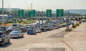 Cozi kilometrice de mașini la intrarea în Grecia pe la punctul de trecere Makaza