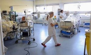 Franța și Grecia anunță vaccinare OBLIGATORIE pentru personalul medical