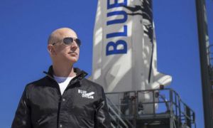 Jeff Bezos pleacă marți în spațiu: Cine este femeia care îl va însoți