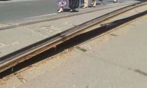 O șină de tramvai din București s-a dilatat, s-a curbat și a ieșit din asfalt