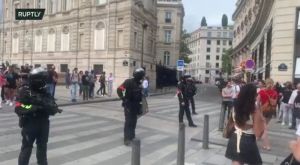 Franța: zeci de MII de oameni protestează împotriva VACCINĂRII